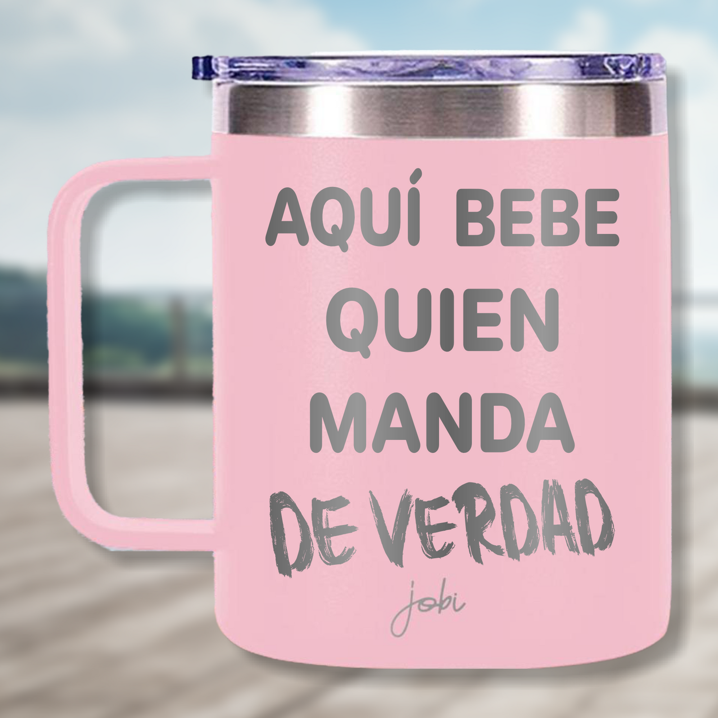 AQUÍ BEBE QUIEN MANDA DE VERDAD - TAZA TÉRMICA 12 OZ