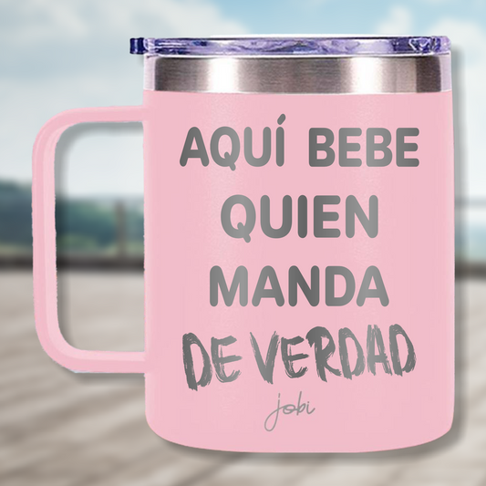 AQUÍ BEBE QUIEN MANDA DE VERDAD - TAZA TÉRMICA 12 OZ